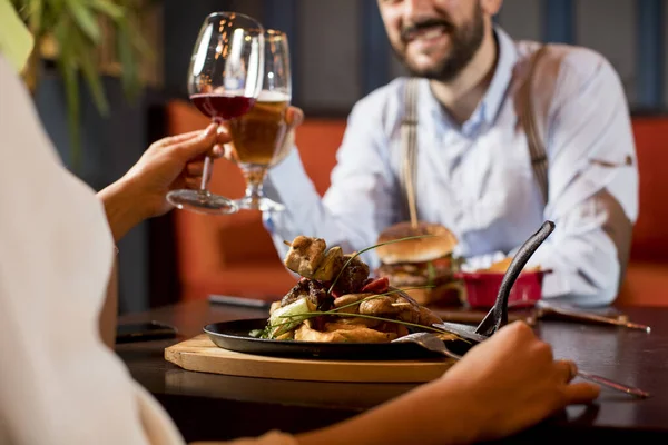 Belo Casal Amoroso Está Passando Tempo Juntos Brindar Óculos Restaurante — Fotografia de Stock