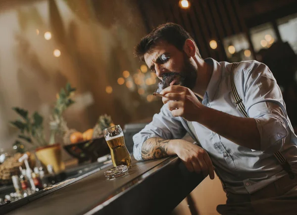 Ένας Άντρας Πίνει Μπύρα Και Καπνίζει Στην Παμπ Βράδυ — Φωτογραφία Αρχείου