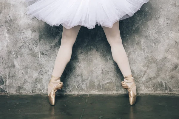 Joven Bailarina Vestido Blanco Con Cuerpo Perfecto Está Bailando Contra —  Fotos de Stock