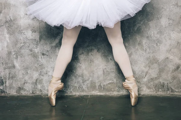 Joven Bailarina Vestido Blanco Con Cuerpo Perfecto Está Bailando Contra — Foto de Stock