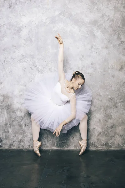 Jonge Ballerina Witte Jurk Met Een Perfect Lichaam Danst Tegen — Stockfoto