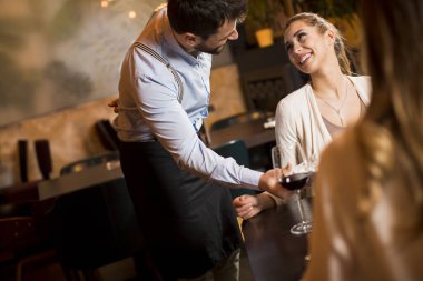 Garson modern restoranda yemek taşır.