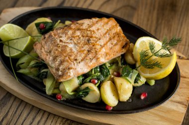 Izgara patatesli somon filetosu, masada pırasa ve ıspanak.