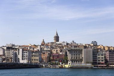 İstanbul, Türkiye - 21 Haziran 2019: İstanbul'daki evlerde ve kamu binalarında havadan görünüm. İstanbul, 15 milyondan fazla vatandaşıyla Türkiye'nin önemli bir şehridir..