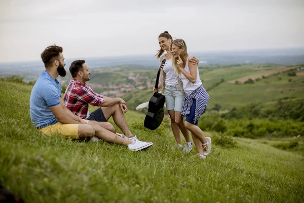 Gruppo Giovani Seduti Sull Erba Divertirsi Una Gita Nella Natura — Foto Stock