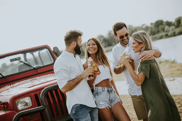 Groupe Jeunes Gens Buvant Amusant Voiture Plein Air Par Une — Photo