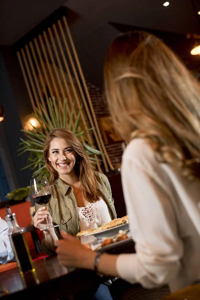 Mooie Jonge Gelukkige Vrouwen Drinken Rode Wijn Restaurant Tijdens Licht — Stockfoto
