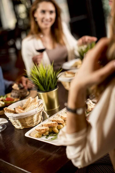 Modern Bir Restoranda Akşam Yemeğinde Iki Genç Kadın — Stok fotoğraf