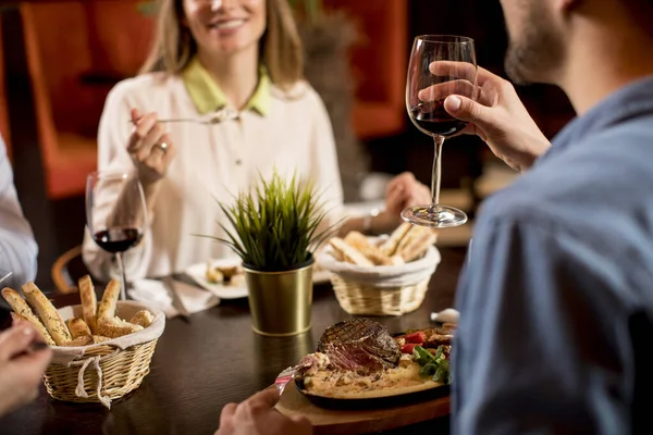 Krásný Milující Pár Tráví Čas Spolu Připíjet Skleničky Moderní Restauraci — Stock fotografie