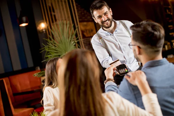 Ung Man Betalar Med Kontaktlöst Kreditkort Restaurangen Efter Middagen — Stockfoto