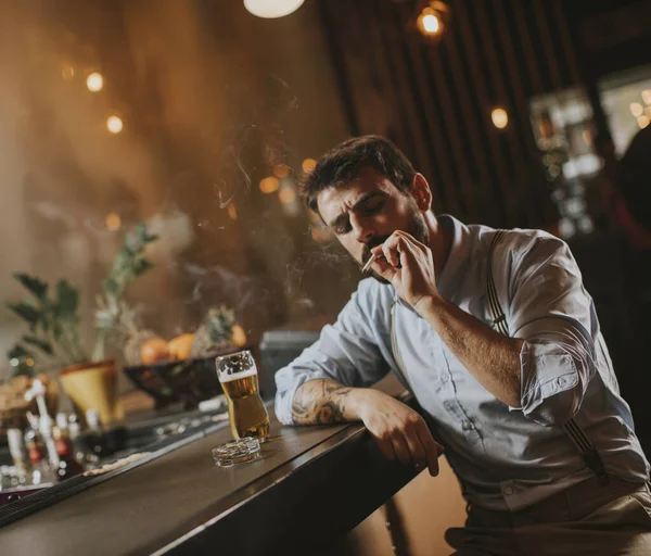 Ένας Άντρας Πίνει Μπύρα Και Καπνίζει Στην Παμπ Βράδυ — Φωτογραφία Αρχείου