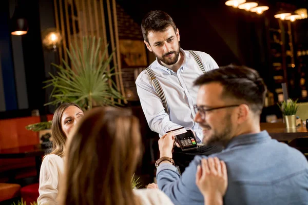 Joven Pagando Con Tarjeta Crédito Sin Contacto Restaurante Después Cena — Foto de Stock
