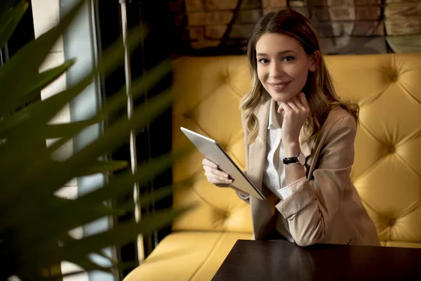 Souriant Charmante Jeune Femme Avec Tablette Numérique Assis Dans Café — Photo