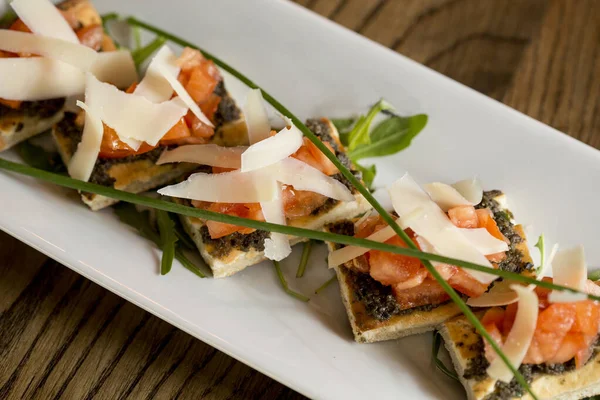 Bruschetta Pesto Olive Ail Avec Des Feuilles Tomate Cerise Parmesan — Photo