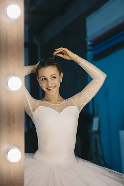 Portret Van Jonge Ballerina Witte Jurk Met Een Studio — Stockfoto