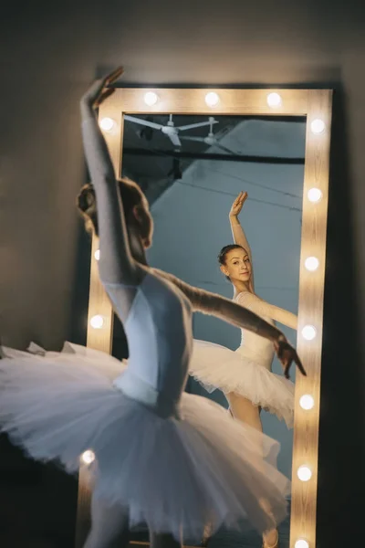 Joven Bailarina Vestido Blanco Con Cuerpo Perfecto Está Bailando Estudio —  Fotos de Stock