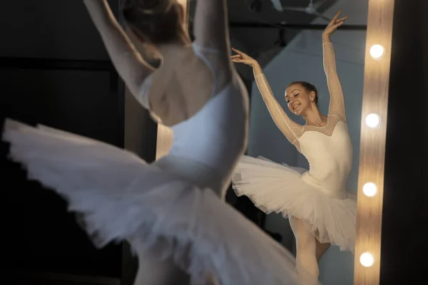 Jovem Bailarina Vestido Branco Com Corpo Perfeito Está Dançando Estúdio — Fotografia de Stock