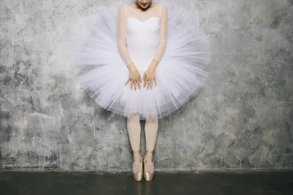 Bastante Joven Bailarina Bailando Ballet Clásico Contra Pared Rústica —  Fotos de Stock