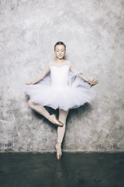 Молодая Балерина Белом Платье Идеальным Телом Танцует Против Деревенской Стены — стоковое фото