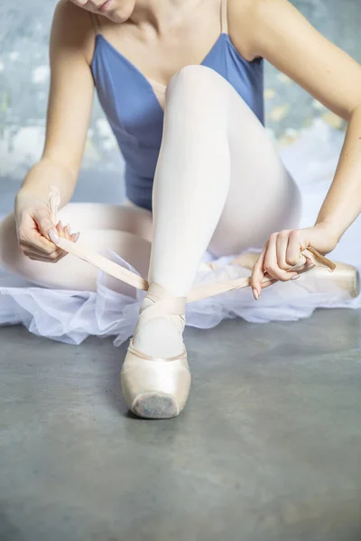 Bailarina Ballet Atando Zapatillas Alrededor Tobillo Sentada Suelo —  Fotos de Stock