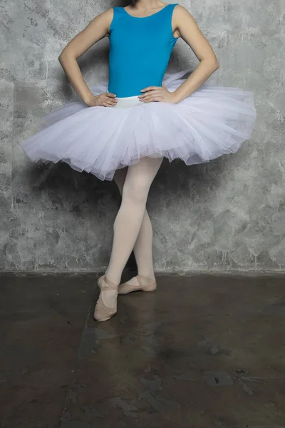 年轻漂亮的芭蕾舞演员在乡村的墙壁上跳古典芭蕾舞 — 图库照片