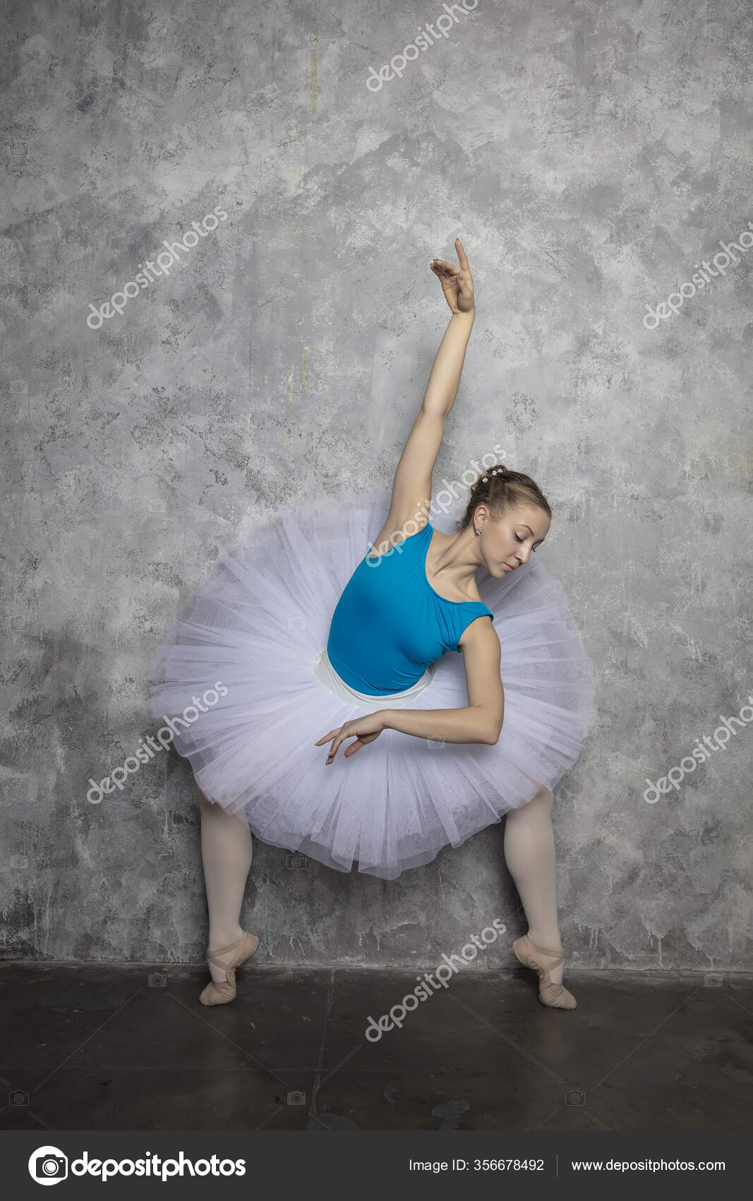 Jolie Jeune Danseuse Ballerine Dansant Ballet Classique Contre Mur Rustique  image libre de droit par boggy22 © #356678492