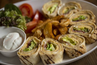 Masadaki tabakta taze yapılmış omlet ruloları.