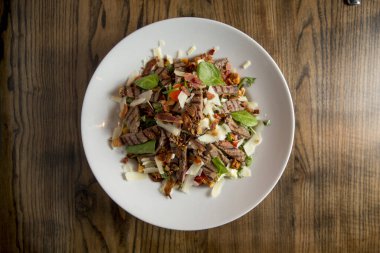 Marullu biftek salatası, roket ve parmesanlı ıspanak.