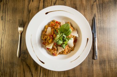 Masada kırmızı soslu sebzeli risotto.