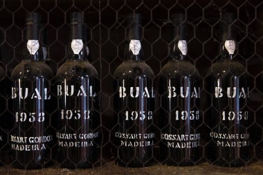 MADEIRA, PORTUGAL - 17 Şubat 2020: Portekiz 'deki Madeira şarabının Blandy' nin şarap deposunun ayrıntıları. 1811 yılında John Blandy tarafından kurulan bir aile şarap şirketidir..