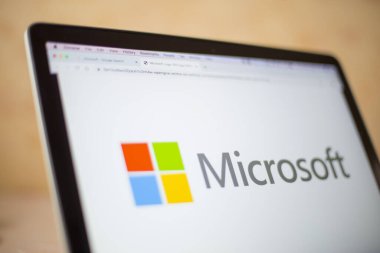 BELGRAD, SERBIA - 9 Mart 2020: Sırbistan 'ın Belgrad kentindeki bilgisayar ekranında Microsoft web sitesi. Microsoft, merkezi Redmond, Washington 'da bulunan bir çok uluslu teknoloji şirketidir.