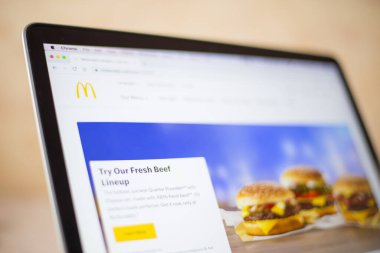 BELGRAD, SERBIA - 9 Mart 2020: McDonalds İnternet sitesi Belgrad, Sırbistan 'da bilgisayar ekranında. 1940 'ta kurulan bir Amerikan fast food şirketi..