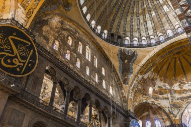 İstanbul, Türkiye - 10 Kasım 2019: Ayasofya İçişleri, İstanbul, Türkiye. Ayasofya, neredeyse 500 yıl boyunca birçok Osmanlı camisine örnek oldu..
