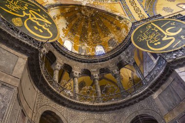 İstanbul, Türkiye - 10 Kasım 2019: Ayasofya İçişleri, İstanbul, Türkiye. Ayasofya, neredeyse 500 yıl boyunca birçok Osmanlı camisine örnek oldu..