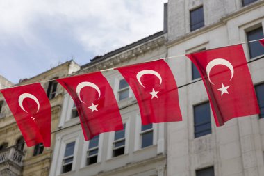 İstanbul caddesinde Türk bayrakları sallıyor