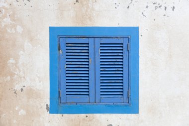 Eski evin eski mavi pencere panjurunu görüntüle