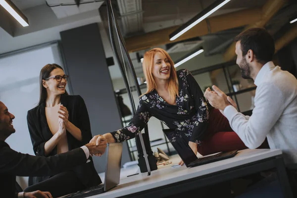 Grupo Jóvenes Empresarios Estrechando Mano Oficina — Foto de Stock