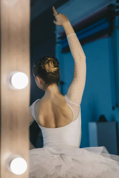 Joven Bailarina Vestido Blanco Con Cuerpo Perfecto Está Bailando Estudio —  Fotos de Stock