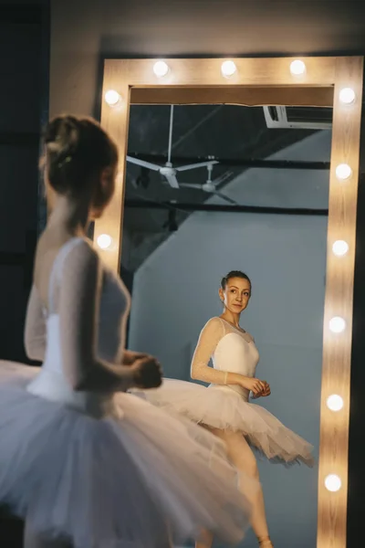 Jonge Ballerina Witte Jurk Met Een Perfect Lichaam Danst Studio — Stockfoto