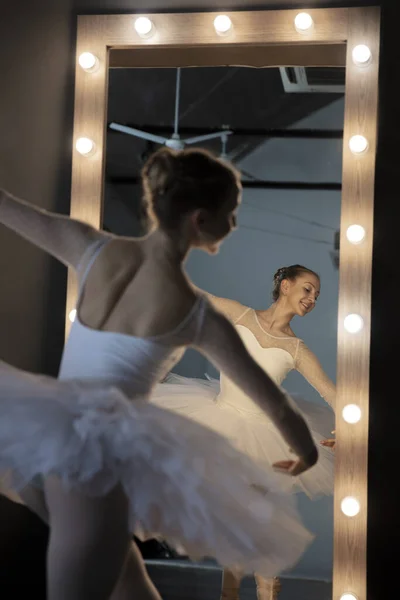 Jeune Ballerine Robe Blanche Avec Corps Parfait Danse Studio — Photo