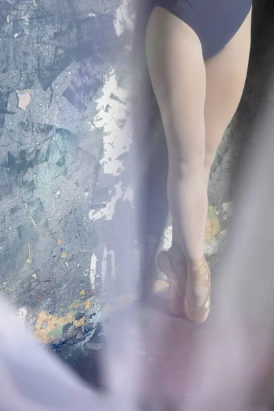 Genç Balerinin Bacakları Sivri Uçlu Ayakkabıları Grunge Duvarının Yanında — Stok fotoğraf
