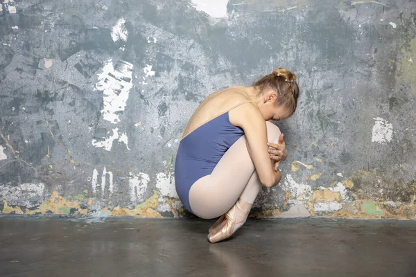 Bailarina Joven Con Zapatos Puntiagudos Pose Por Pared Grumosa — Foto de Stock