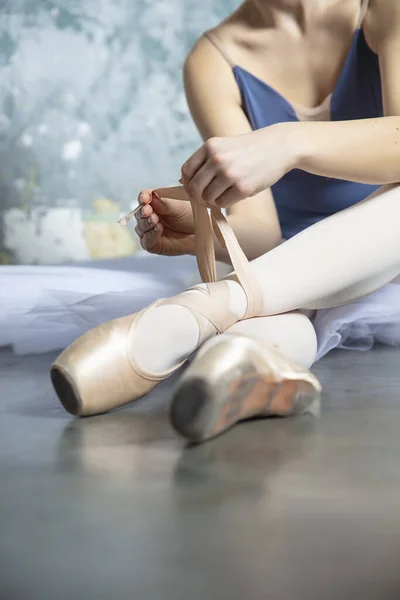 Bailarina Ballet Atando Zapatillas Alrededor Tobillo Sentada Suelo —  Fotos de Stock