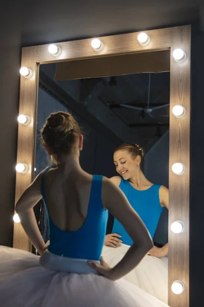 Jonge Ballerina Witte Jurk Met Een Perfect Lichaam Danst Studio — Stockfoto