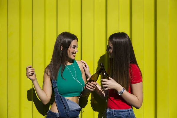 Unga Kvinnor Med Glada Ansikte Mot Grön Vägg Lyssna Musik — Stockfoto