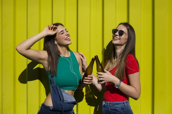 Jonge Vrouwen Met Vrolijk Gezicht Tegen Groene Muur Luisteren Muziek — Stockfoto
