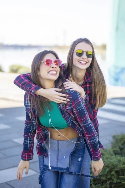 Jovens Mulheres Com Rosto Feliz Livre Rua Ouvir Música Fones — Fotografia de Stock