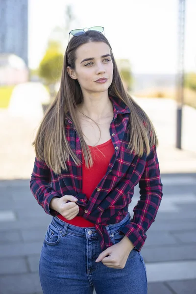 Carino Sorridente Giovane Donna Piedi Fuori Sulla Strada Estate Soleggiata — Foto Stock