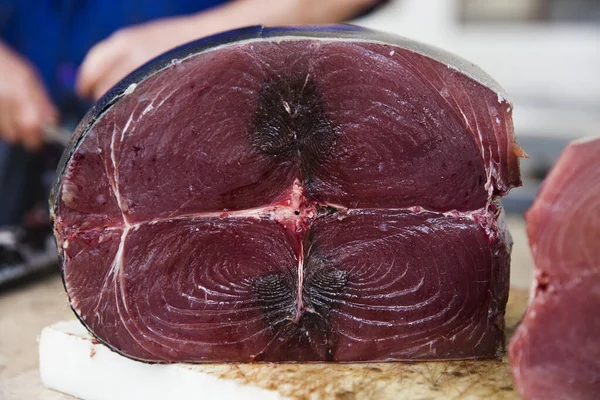 Frische Thunfischsteaks Auf Dem Fischmarkt — Stockfoto