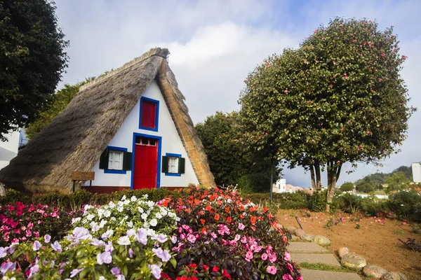 Madeira Adası Ndaki Geleneksel Santana Evinin Manzarası — Stok fotoğraf